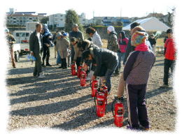 大山新田地区どんと焼き2015_水消火訓練_2